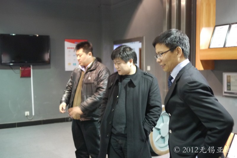 公司总经理和技术总工陪同客户参观亚迪产品陈列室