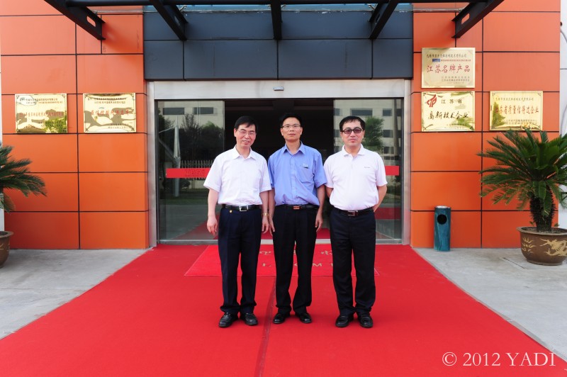 中石化技术会议领导同亚迪公司总经理朱荣挺在亚迪公司前合影
